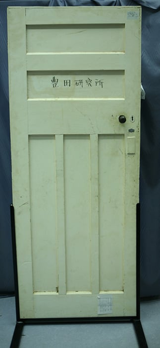 A white door with visible Japanese characters
