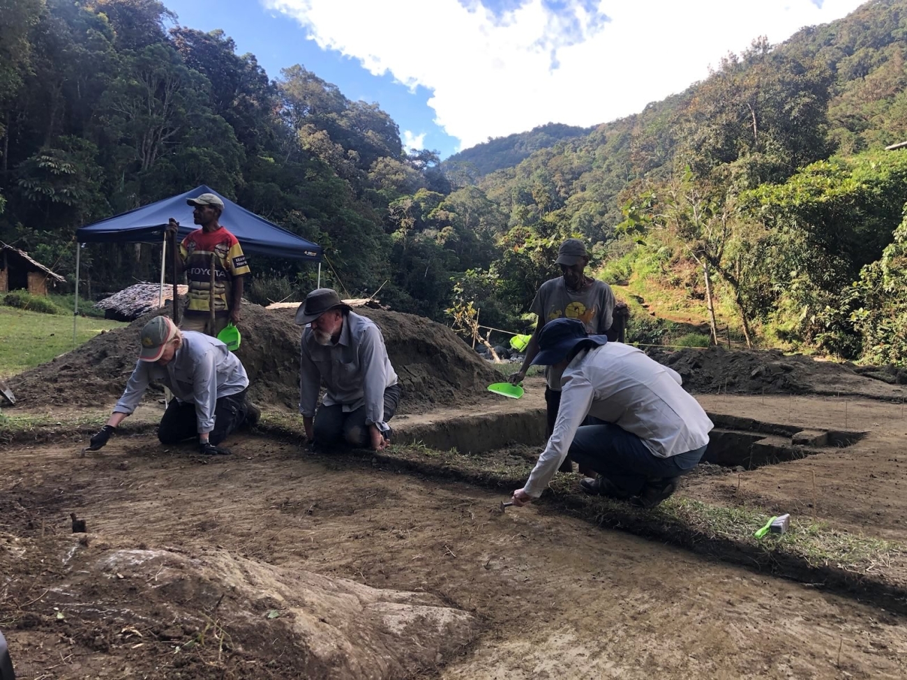 AFP Forensic experts in Papua New Guinea (PNG) have assisted with the retrieval and recovery of human remains, personal items and artefacts of Australian World War II soldiers from a remote burial site.